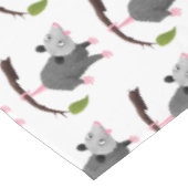 Cute grappige opossum aan de cartoon van de tak tafelkleed (Gekanteld)