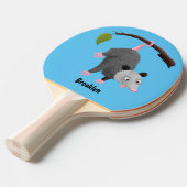 Cute grappige opossum aan de cartoon van de tak tafeltennisbatje (Voorkant Gekanteld)