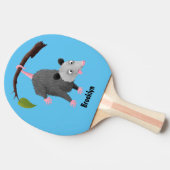 Cute grappige opossum aan de cartoon van de tak tafeltennisbatje (Zijkant)