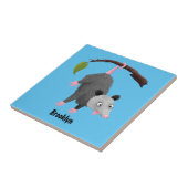 Cute grappige opossum aan de cartoon van de tak tegeltje (Zijkant)