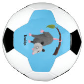 Cute grappige opossum aan de cartoon van de tak voetbal (Gedraaid)