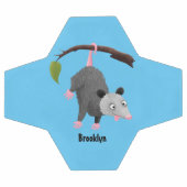 Cute grappige opossum aan de cartoon van de tak voetbal (Enkel)