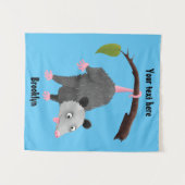 Cute grappige opossum aan de cartoon van de tak wandkleed (Voorkant (horizontaal))