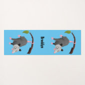 Cute grappige opossum aan de cartoon van de tak yogamat (Achterkant (horizontaal))