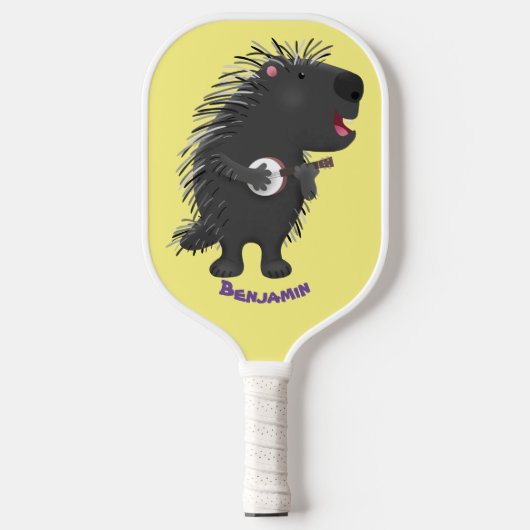 Cute grappige porcupine die banjo-cartoon speelt pickleball paddle (Voorkant)
