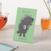 Cute grappige porcupine die banjo-cartoon speelt reclamebord met voetstuk (Insitu)