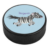 Cute grappige zebra lopende illustratie van cartoo hockey puck (3/4)
