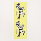 Cute grappige zebra lopende illustratie van cartoo yogamat (Voorkant)