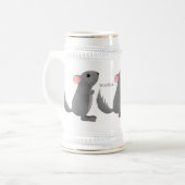 Cute gray chinchilla cartoon illustratie bierpul (Voorkant links)