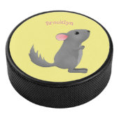 Cute gray chinchilla cartoon illustratie hockey puck (3/4)