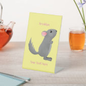 Cute gray chinchilla cartoon illustratie reclamebord met voetstuk (Insitu)