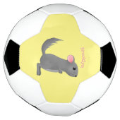 Cute gray chinchilla cartoon illustratie voetbal (Gedraaid)