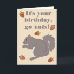 Cute Gray Squirrel Funny Go Nuts Birthday Kaart<br><div class="desc">Of ze nu van eekhoorns houden of het genoeg hebben van deze dieren die altijd hun vogel eten, ze krijgen een schop uit deze schattige eekhoorn verjaardagskaart. Het bevat een schattige illustratie van een grijze eekhoorn en wat eikels en het bericht "Het is je verjaardag, ga gek!" op de voorkant....</div>
