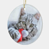 Cute Gray Tabby Cat met kerstPet Xmas Keramisch Ornament (Links)