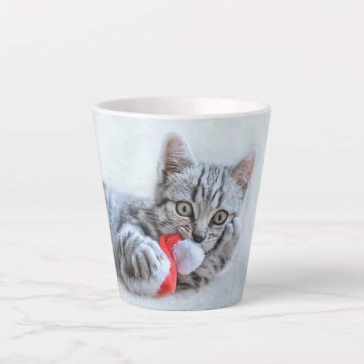 Cute Gray Tabby Cat met kerstPet Xmas Latte Mok (Voorkant)