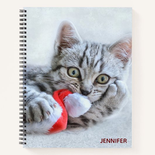 Cute Gray Tabby Cat met kerstPet Xmas Notitieboek (Voorkant)