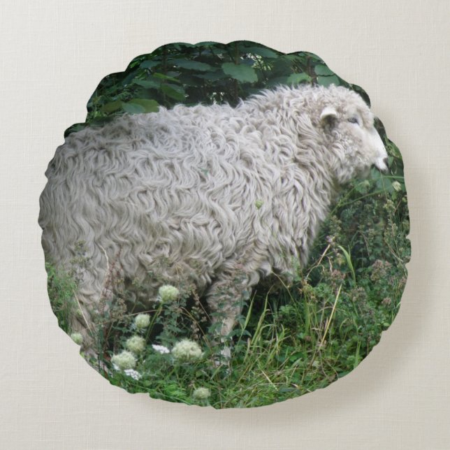 Cute Greedy Sheep Eating Pillow Rond Kussen (Voorkant)