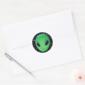 Cute Green Alien op Gold Stars Fun Ronde Sticker (Envelop)