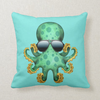 Cute Green Baby Octopus die zonnebrillen draagt Kussen