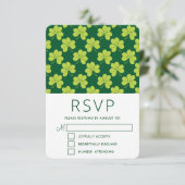 Cute Green Clover Shamrock Pattern RSVP Kaartje (Staand voorkant)