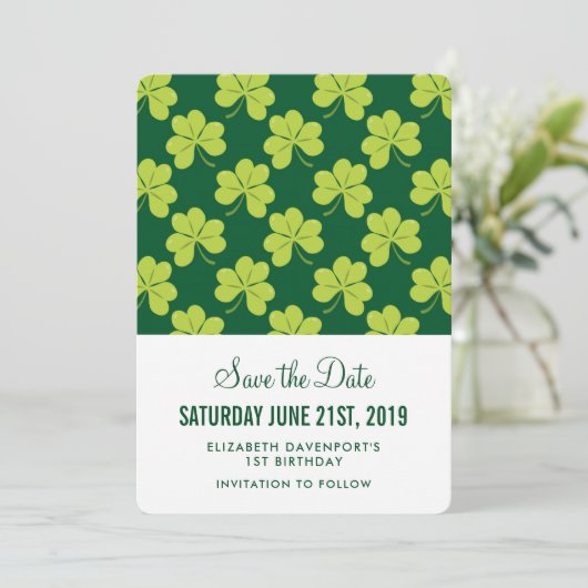 Cute Green Clover Shamrock Pattern Save The Date (Staand voorkant)