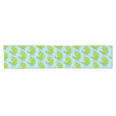 Cute green curious paraket cartoon korte tafelloper (Horizontaal)