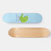 Cute green curious paraket cartoon persoonlijk skateboard (Horizontaal)