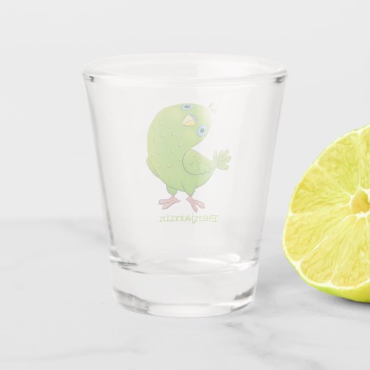 Cute green curious paraket cartoon shot glas (Achterkant)