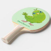 Cute green curious paraket cartoon tafeltennisbatje (Voorkant Gekanteld)