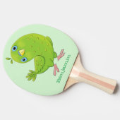 Cute green curious paraket cartoon tafeltennisbatje (Zijkant)