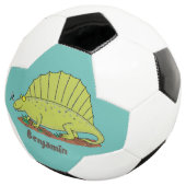 Cute green dimetrodon cartoon illustration voetbal (Drie kwart)