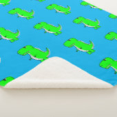 Cute Green Dino T-Rex op Blue Sherpa Deken (3/4)