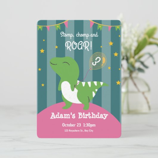 Cute Green Dinosaur Baby Birthday Invitation Kaart (Staand voorkant)