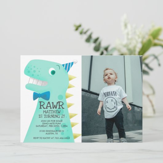 Cute Green Dinosaur Birthday Party Custom Photo Kaart (Staand voorkant)