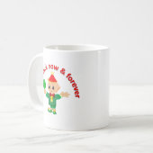 Cute green elf met een shamrock koffiemok (Voorkant links)