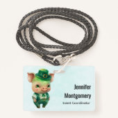 Cute Green Fairytale Pig in Fancy Attire Badge (Voorkant met draagriem)