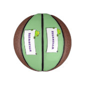 Cute green frog sign cartoon illustration basketbal (Verticaal)