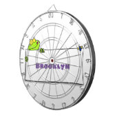 Cute green frog sign cartoon illustration dartbord (Voorkant Rechts)
