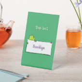 Cute green frog sign cartoon illustration reclamebord met voetstuk (Insitu)