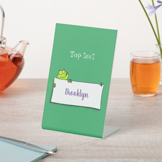 Cute green frog sign cartoon illustration reclamebord met voetstuk (Insitu)