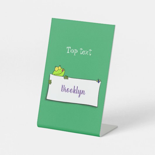 Cute green frog sign cartoon illustration reclamebord met voetstuk (Voorkant)