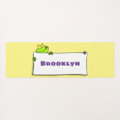 Cute green frog sign cartoon illustration yogamat (Achterkant (horizontaal))