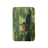 Cute Green Frog slaat een paal op de slang Badmat (Voorkant Verticaal)