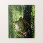 Cute Green Frog slaat een paal op de slang Legpuzzel (Verticaal)