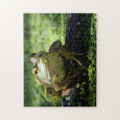 Cute Green Frog slaat een paal op de slang Legpuzzel (Verticaal)