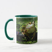 Cute Green Frog slaat een paal op de slang Mok (Links)