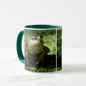 Cute Green Frog slaat een paal op de slang Mok (Voorkant links)