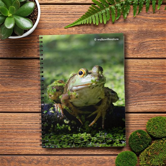 Cute Green Frog slaat een paal op de slang Notitieboek