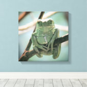 Cute Green Frog Zitting on a Branch Canvas Afdruk (Insitu (Houten vloer))