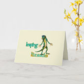 Cute Green Gecko Leaping Lizards Typografie Kaart (Gele Bloem)